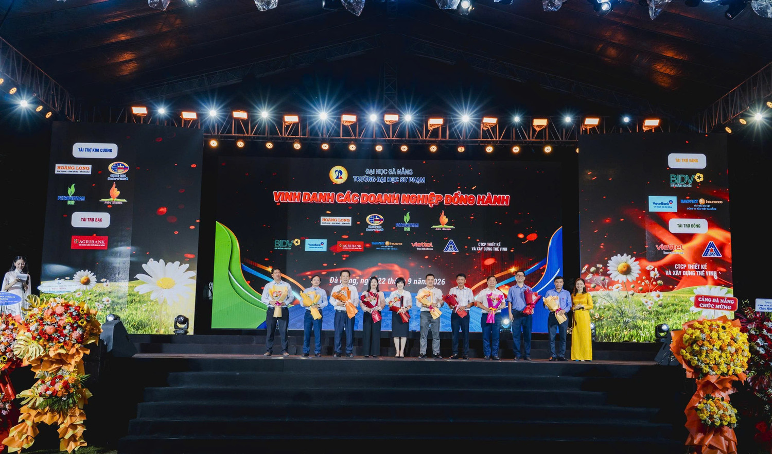 Nhà trường tri ân các đơn vị, doanh nghiệp tài trợ và đồng hành tại Chương trình Khai khoá 2026. Ảnh: UED
