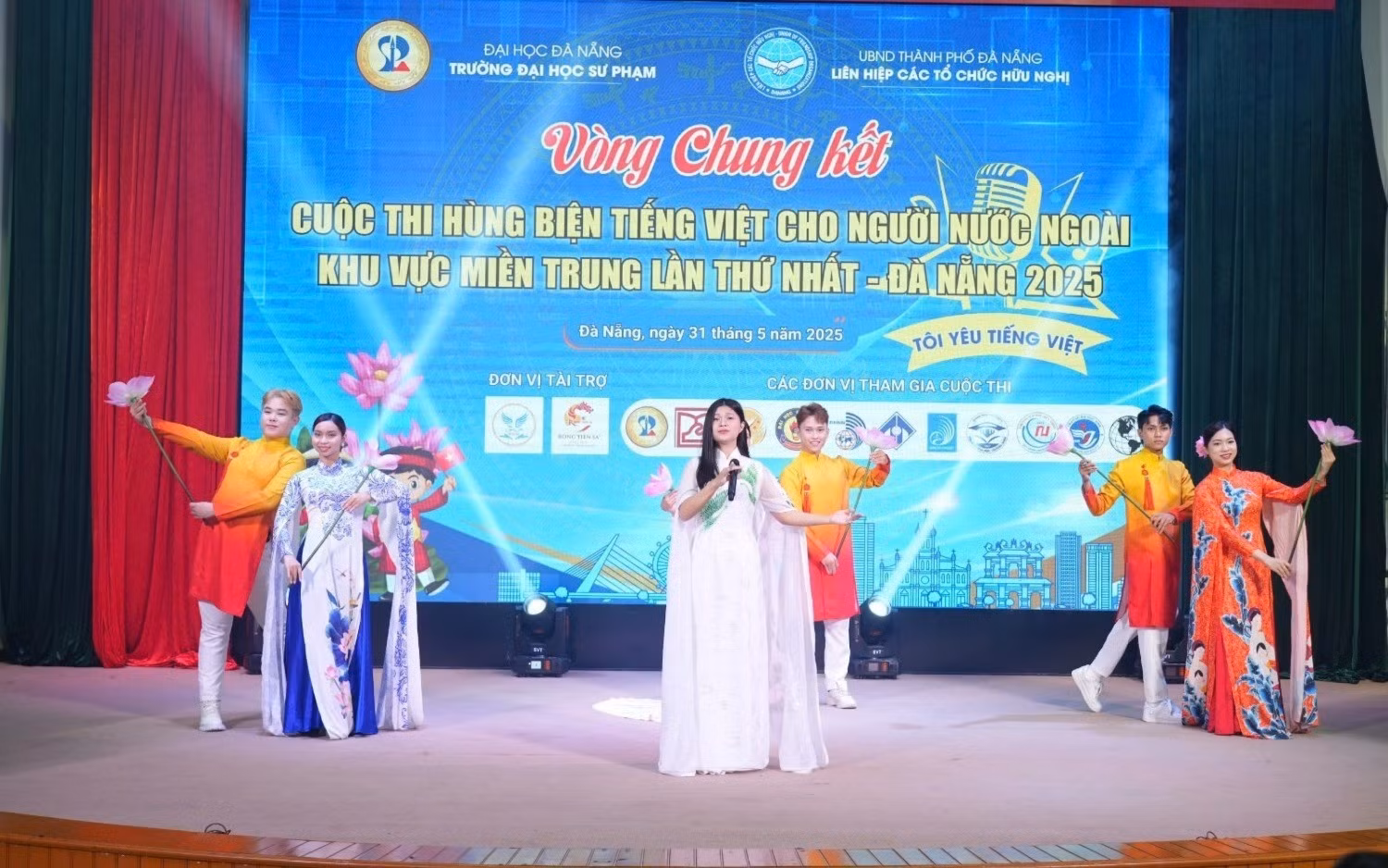 8-tiet-muc-chao-mung-cua-sv-ued-6650.jpg