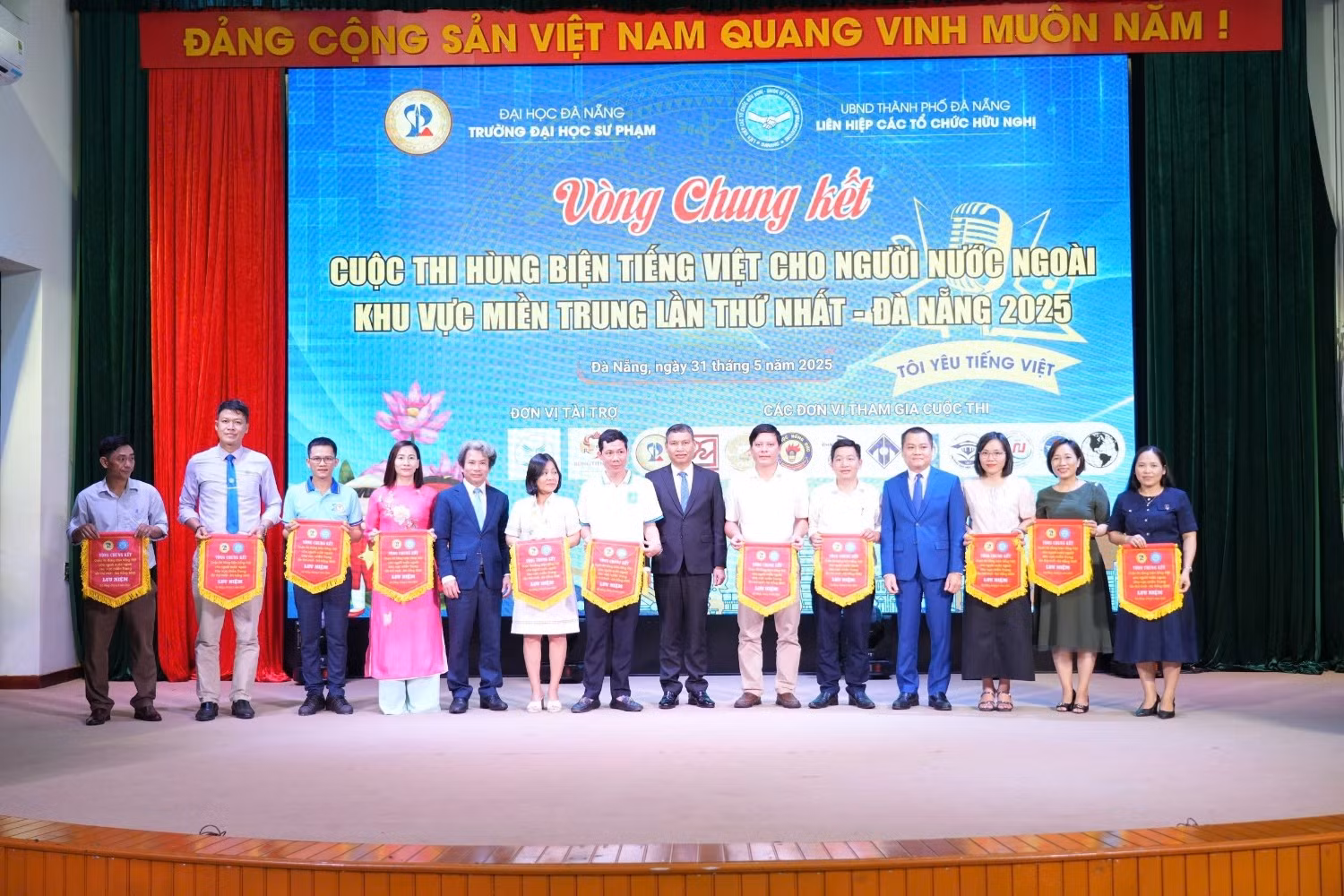 Ban tổ chức Cuộc thi tặng cờ lưu niệm cho các đội thi lọt vào vòng chung kết.