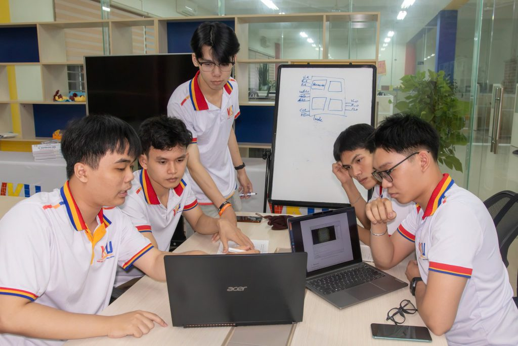 Nhóm sinh viên VKU tham gia chương trình về Thiết kế vi mạch The Universalization of IC Design from CASS (UNIC-CASS 2024) do Hiệp hội IEEE Circuits and Systems Society (CASS) tổ chức. Ảnh: VKU