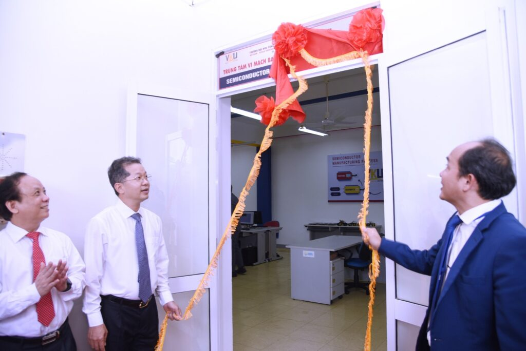 VKU khai trương Trung tâm Vi mạch bán dẫn và Công nghệ thông minh (VKU-SSTH). Ảnh: VKU