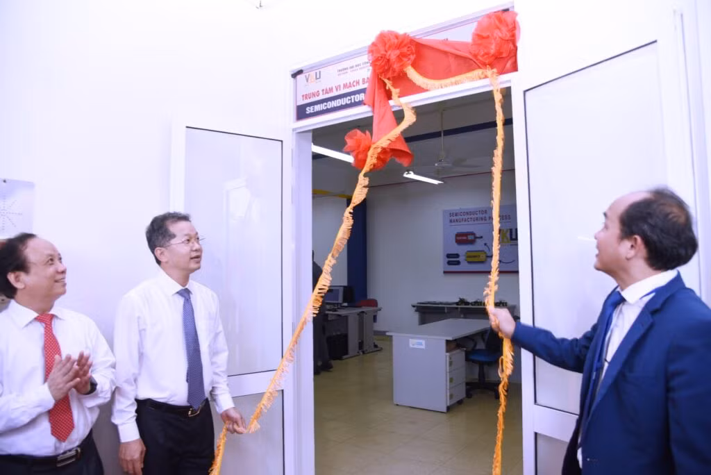 VKU khai trương Trung tâm Vi mạch bán dẫn và Công nghệ thông minh (VKU-SSTH). Ảnh: VKU