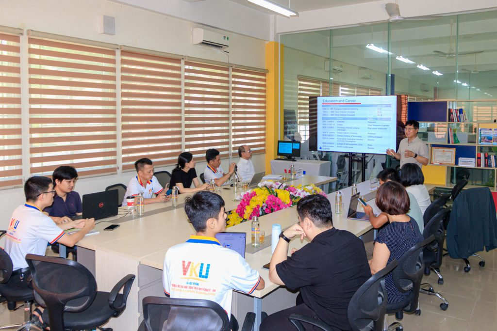 VKU tổ chức Seminar chuyên đề về Semiconductor Fabrication, cập nhật xu hướng công nghệ và đào tạo nhân lực bán dẫn, tháng 7/2026. Ảnh: VKU