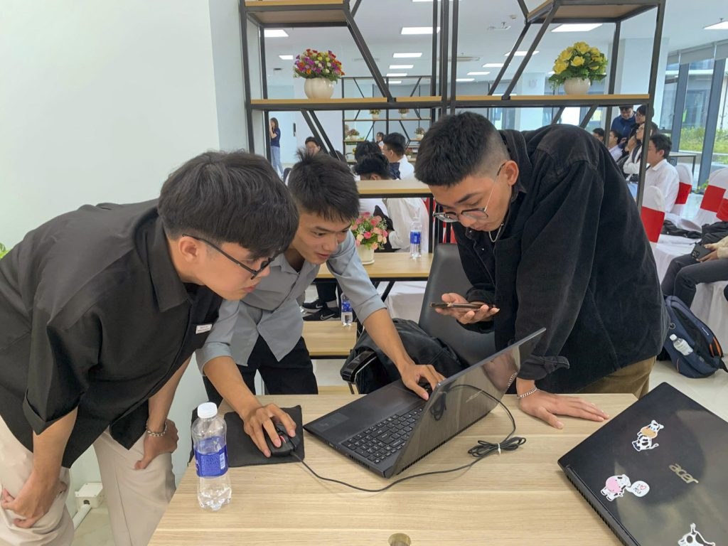 Nhóm sinh viên VKU tham gia chương trình về Thiết kế vi mạch The Universalization of IC Design from CASS (UNIC-CASS 2024) do Hiệp hội IEEE Circuits and Systems Society (CASS) tổ chức. Ảnh: VKU