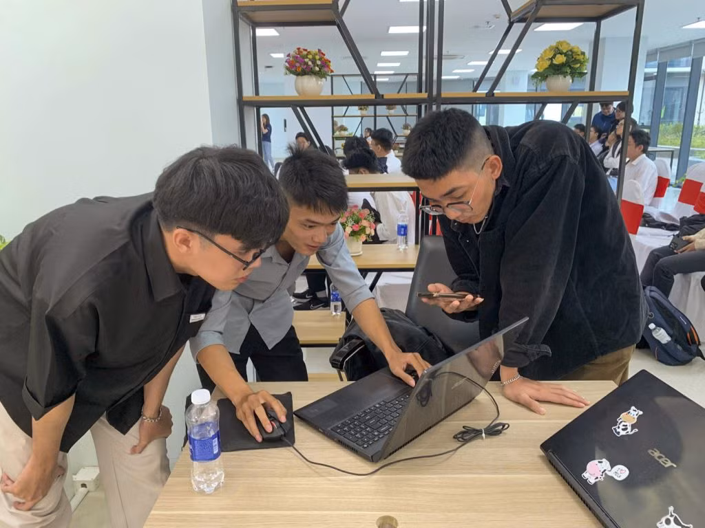 Nhóm sinh viên VKU tham gia chương trình về Thiết kế vi mạch The Universalization of IC Design from CASS (UNIC-CASS 2024) do Hiệp hội IEEE Circuits and Systems Society (CASS) tổ chức. Ảnh: VKU
