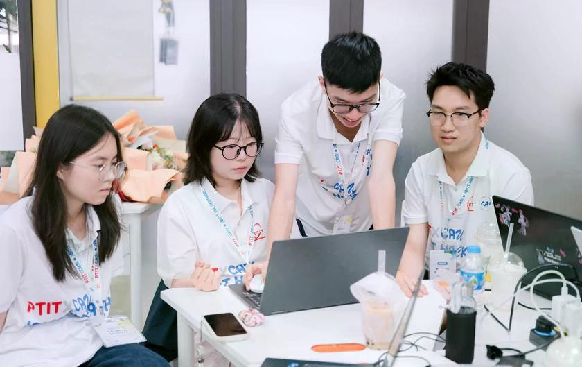 Sinh viên Học viện Công nghệ Bưu chính Viễn thông. Ảnh: FBNT