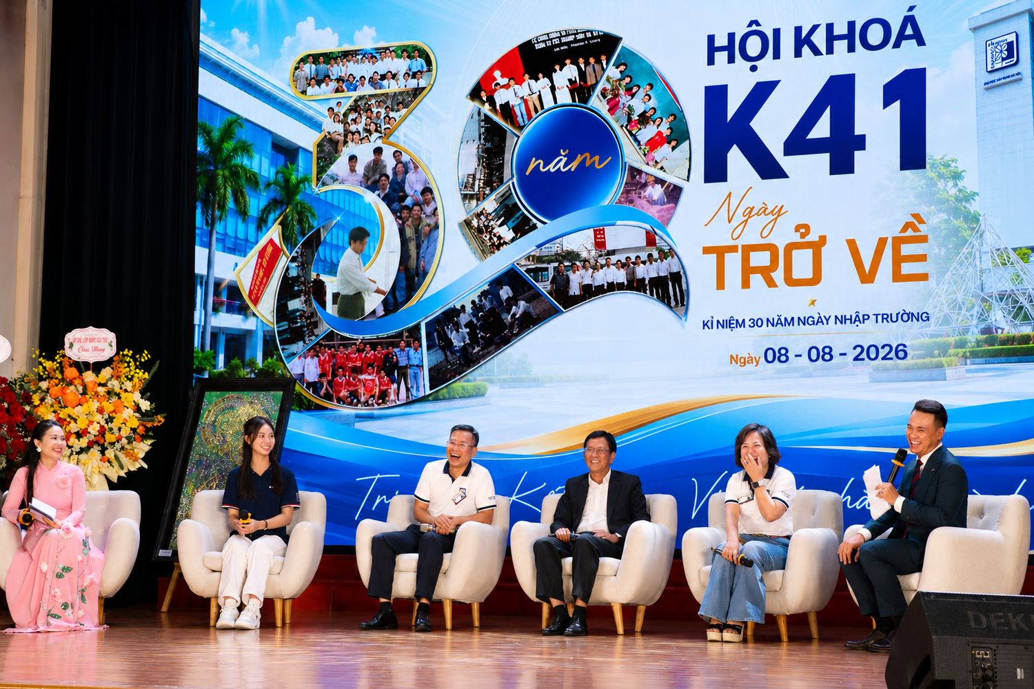 Chương trình giao lưu “Từ ký ức đến tương lai” kết nối các cựu sinh viên K41 với sinh viên thế hệ K61. Ảnh: Doãn Nhàn