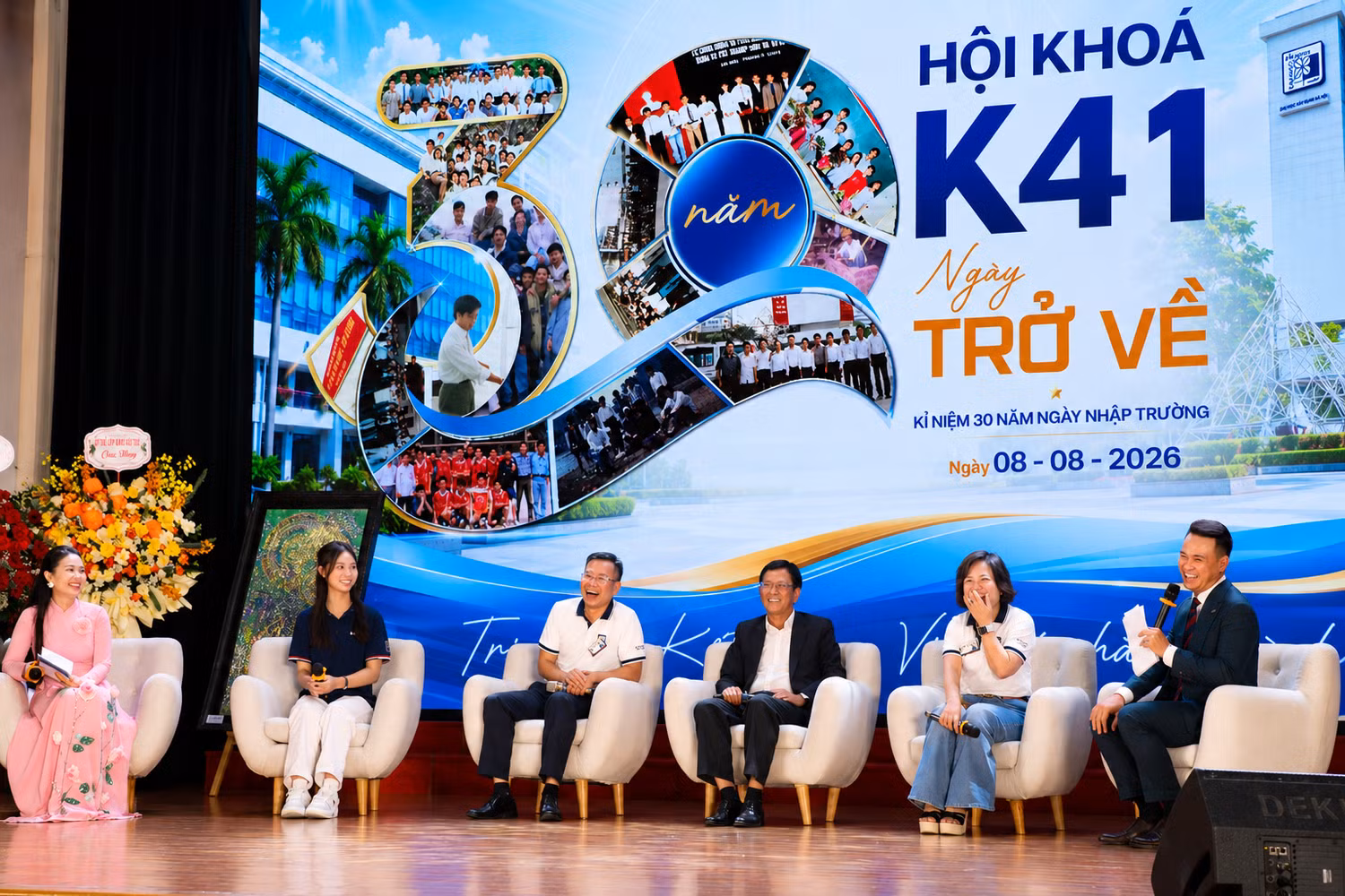 Chương trình giao lưu “Từ ký ức đến tương lai” kết nối các cựu sinh viên K41 với sinh viên thế hệ K61. Ảnh: Doãn Nhàn