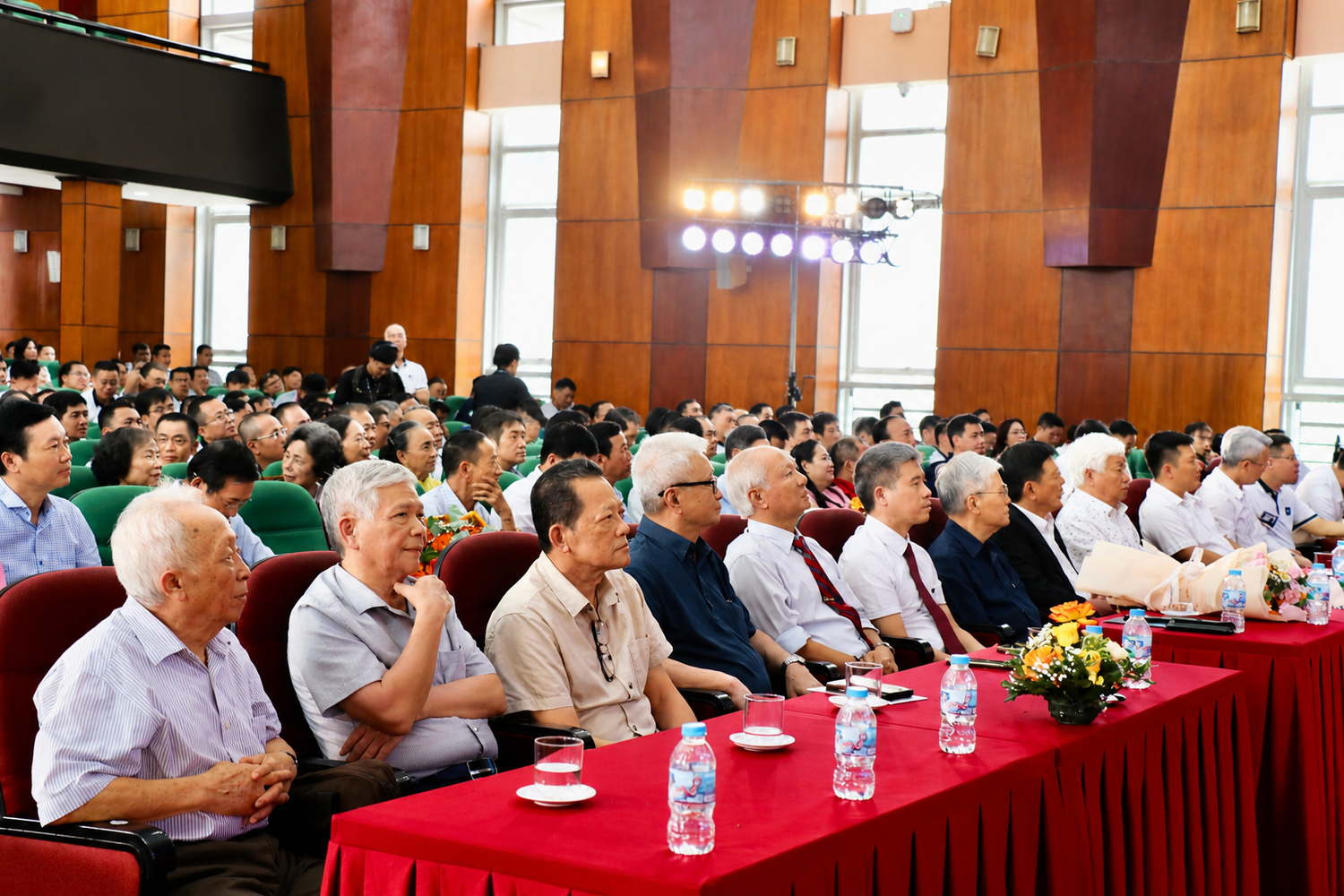 Ngày hội có sự tham dự của nhiều thế hệ lãnh đạo, cán bộ, giảng viên Trường Đại học Xây dựng Hà Nội. Ảnh: Doãn Nhàn