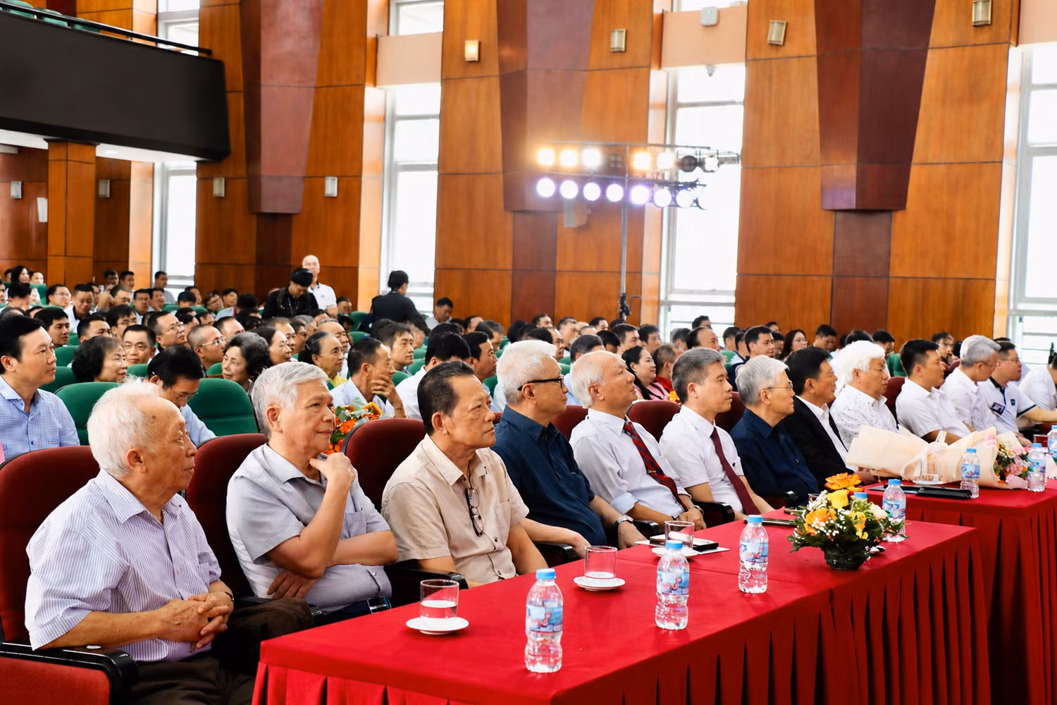 Ngày hội có sự tham dự của nhiều thế hệ lãnh đạo, cán bộ, giảng viên Trường Đại học Xây dựng Hà Nội. Ảnh: Doãn Nhàn
