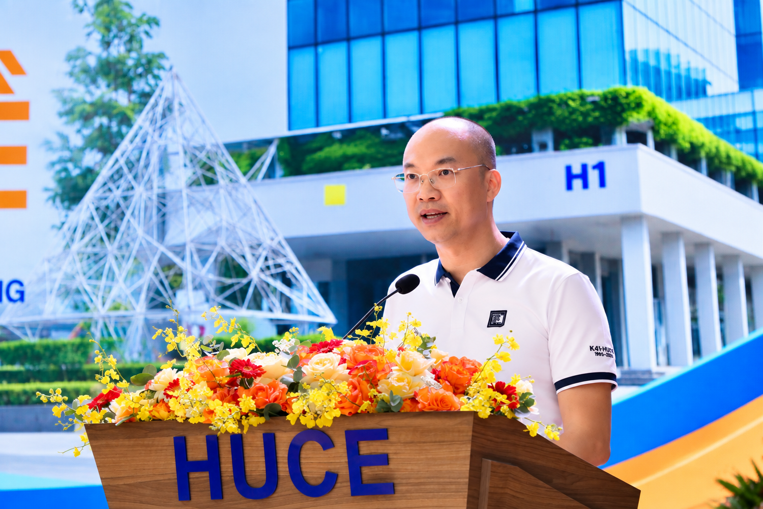 Anh Giang Thái Lâm, Trưởng Ban Tổ chức, phát biểu khai mạc ngày hội K41. Ảnh: Doãn Nhàn