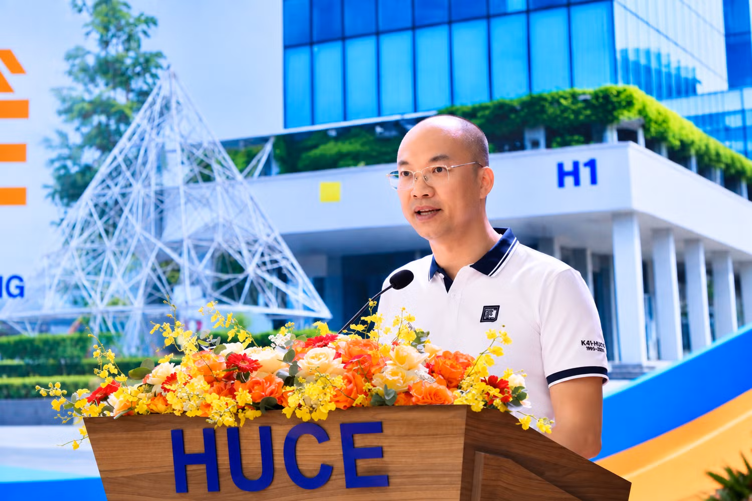 Anh Giang Thái Lâm, Trưởng Ban Tổ chức, phát biểu khai mạc ngày hội K41. Ảnh: Doãn Nhàn