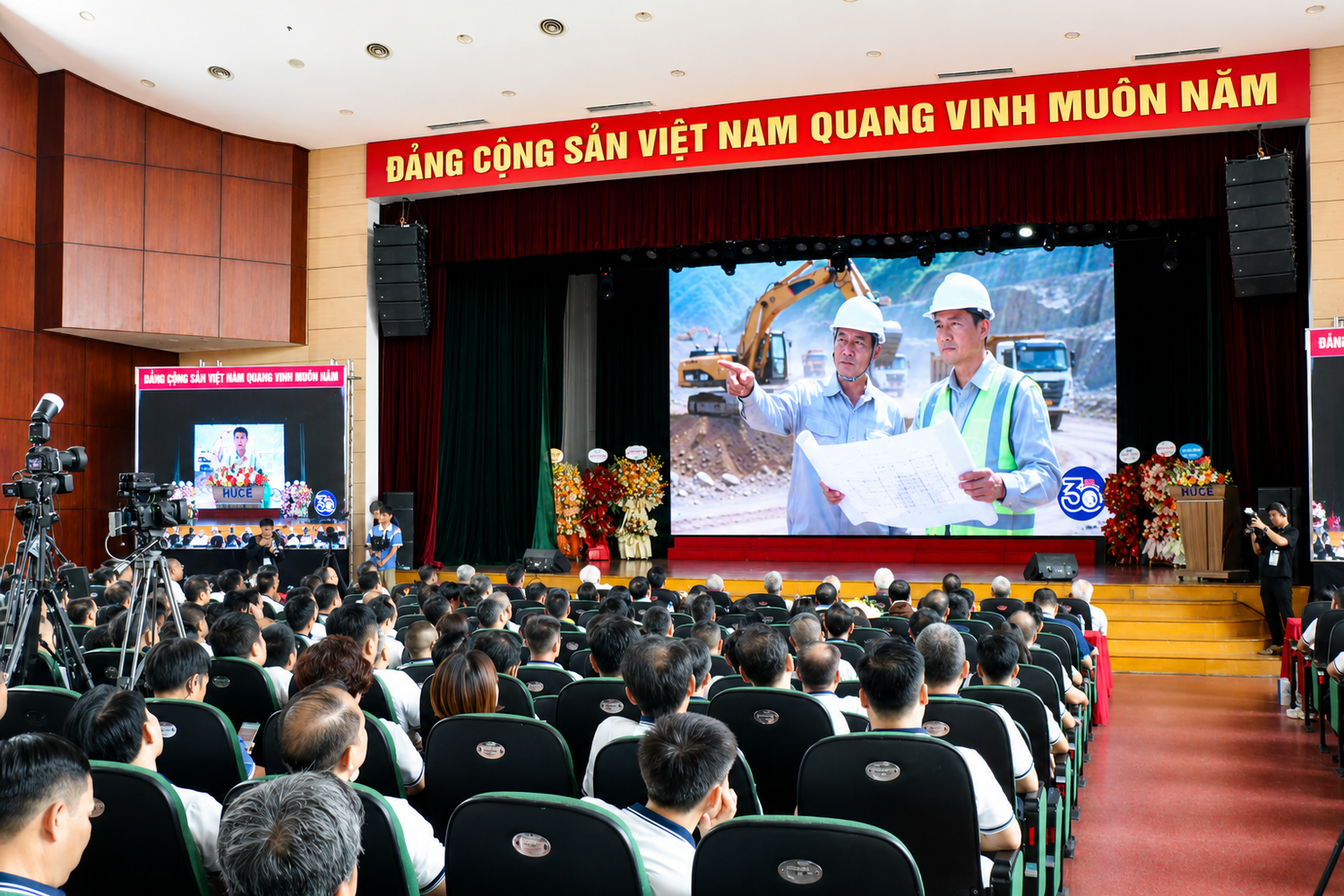 Các thế hệ thầy cô và hơn 700 cựu sinh viên K41 cùng ôn lại kỉ niệm qua những thước phim. Ảnh: Doãn Nhàn