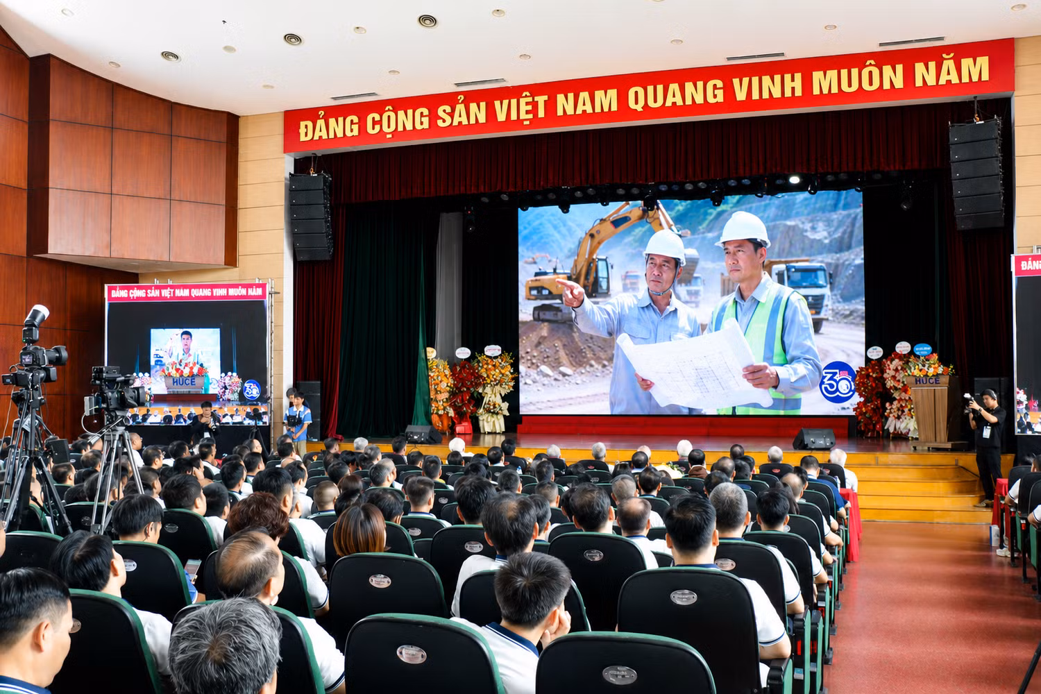 Các thế hệ thầy cô và hơn 700 cựu sinh viên K41 cùng ôn lại kỉ niệm qua những thước phim. Ảnh: Doãn Nhàn