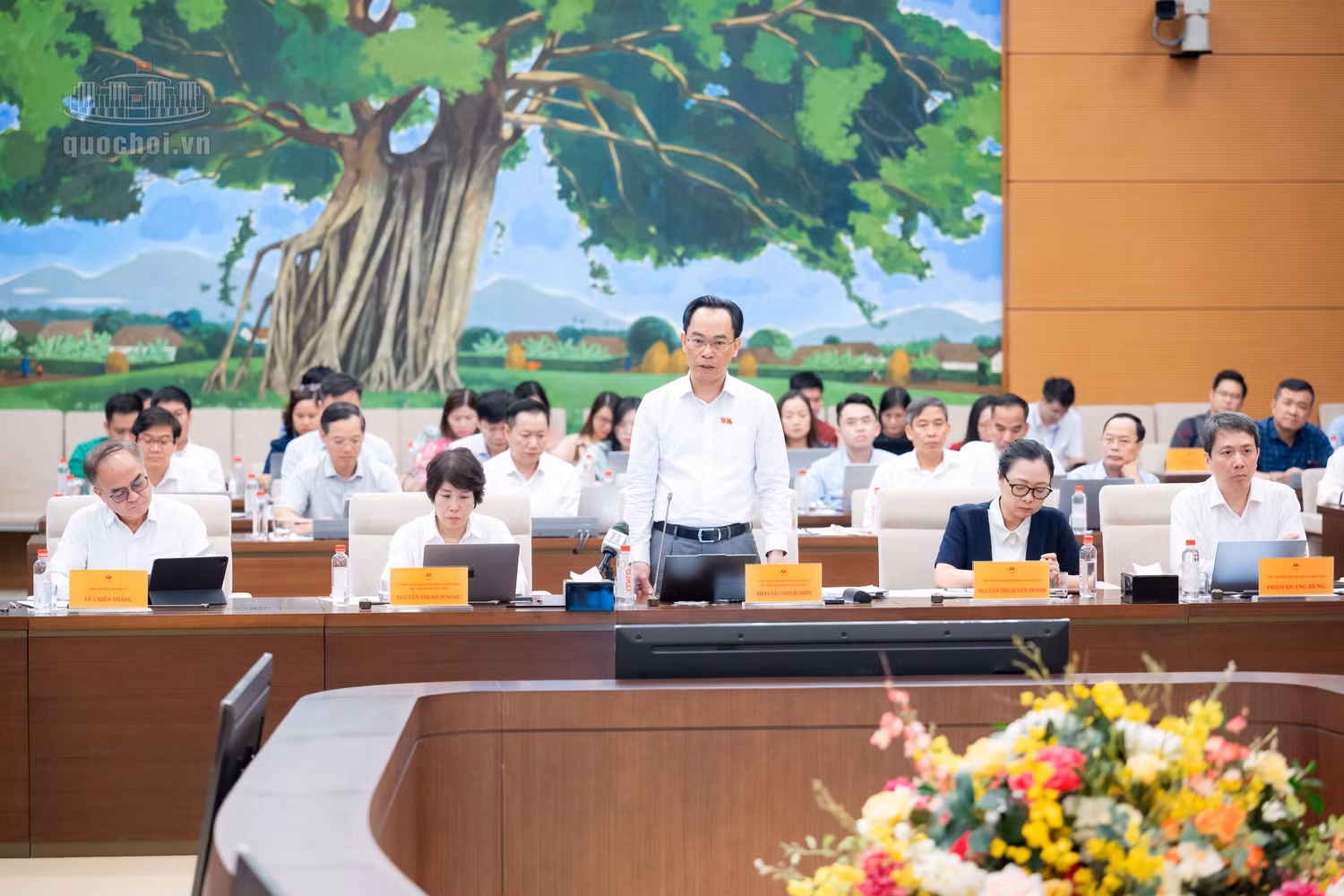 Bộ trưởng Bộ Giáo dục và Đào tạo Hoàng Minh Sơn giải trình. Ảnh: Quốc hội