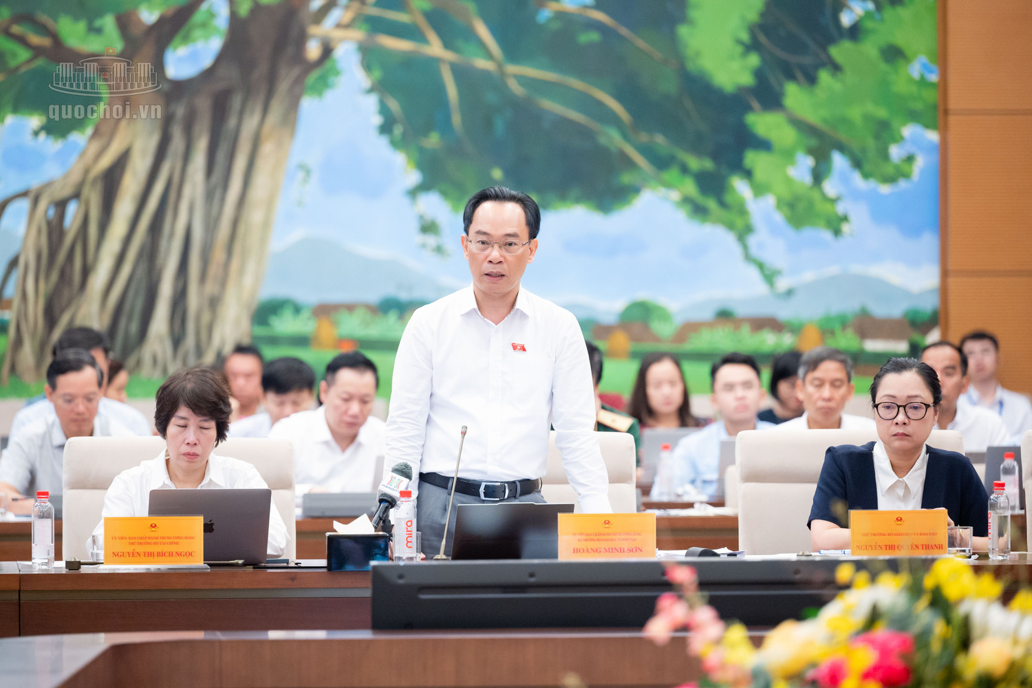 Bộ trưởng Bộ Giáo dục và Đào tạo Hoàng Minh Sơn giải trình. Ảnh: Quốc hội