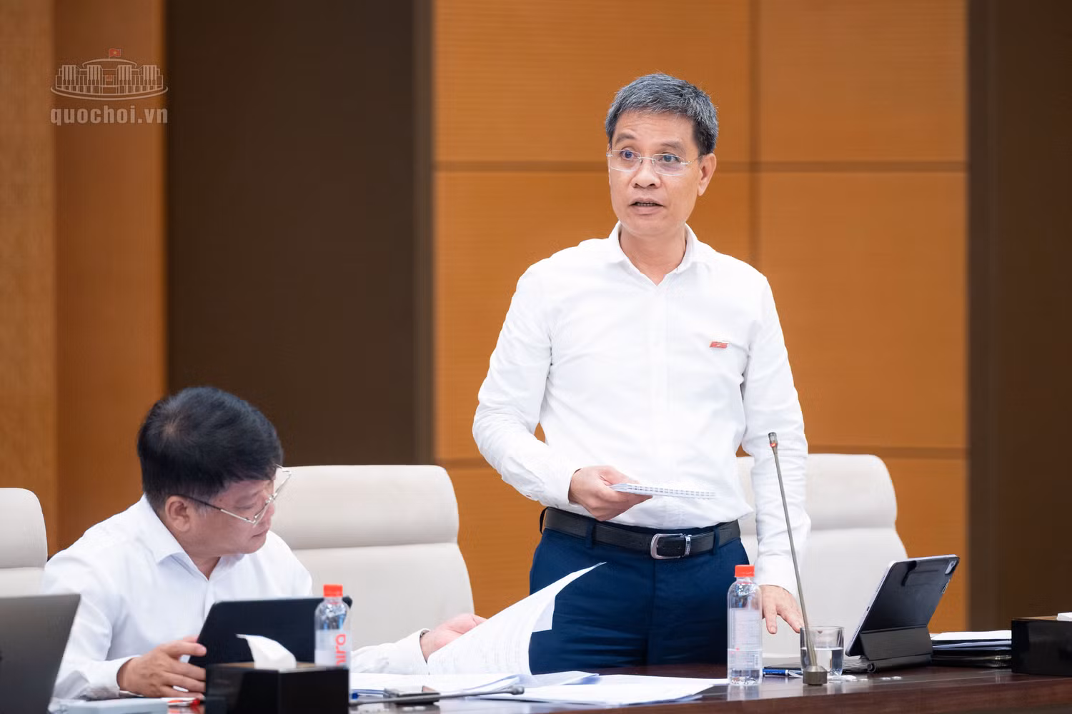 Đại biểu Đinh Ngọc Quý, đại biểu chuyên trách tại Ủy ban Văn hóa và Xã hội của Quốc hội đặt câu hỏi tại phiên giải trình. Ảnh: Quốc hội