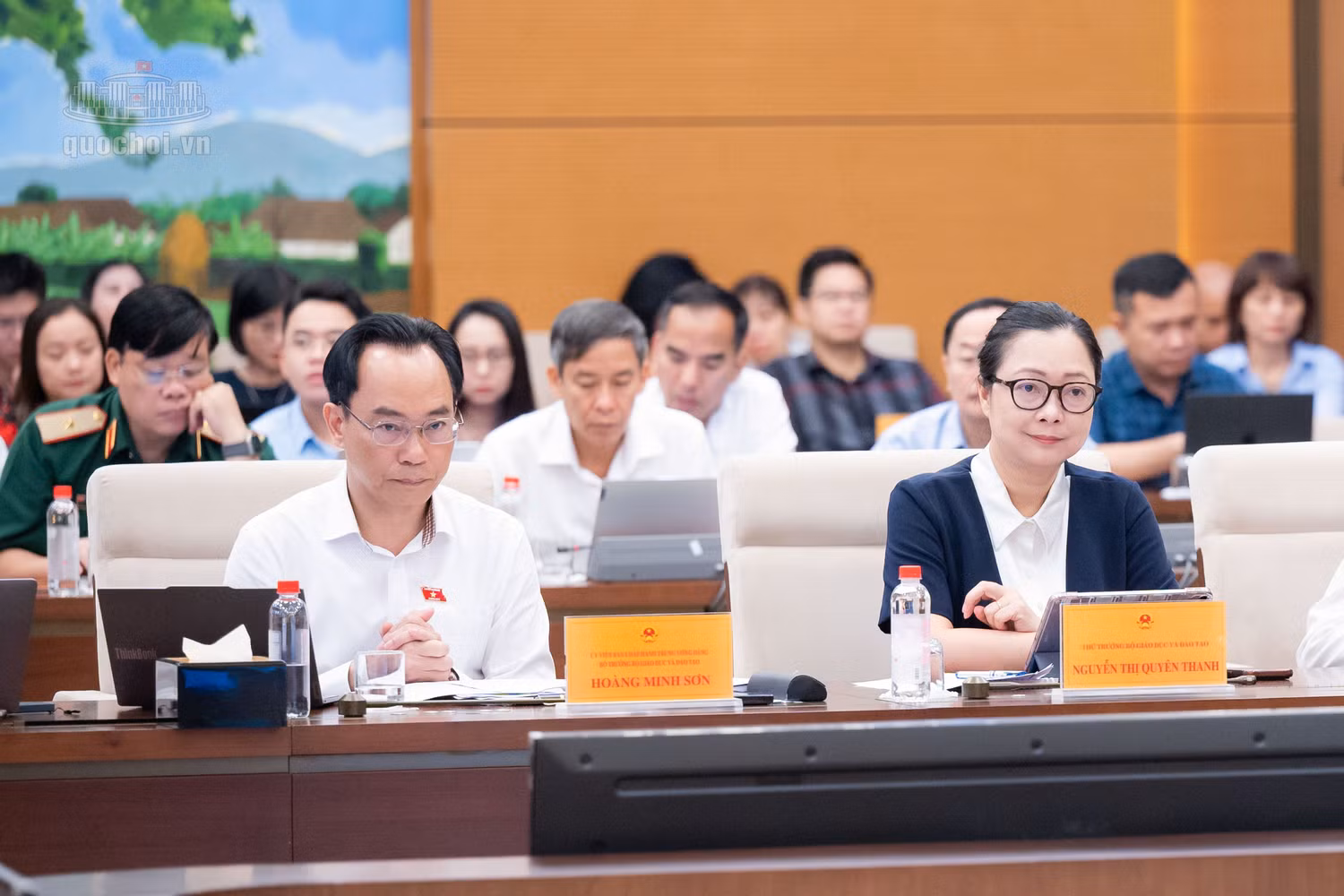 Bộ trưởng Bộ Giáo dục và Đào tạo Hoàng Minh Sơn (bên trái) tại phiên giải trình sáng nay. Ảnh: quochoi.vn