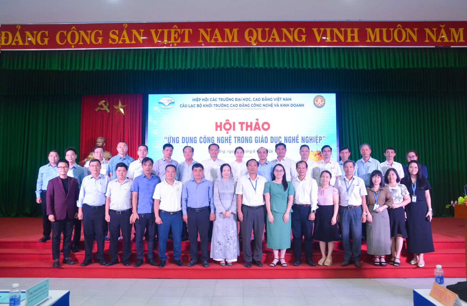 Các đại biểu tham dự hội thảo chụp ảnh lưu niệm. Ảnh: NTCC