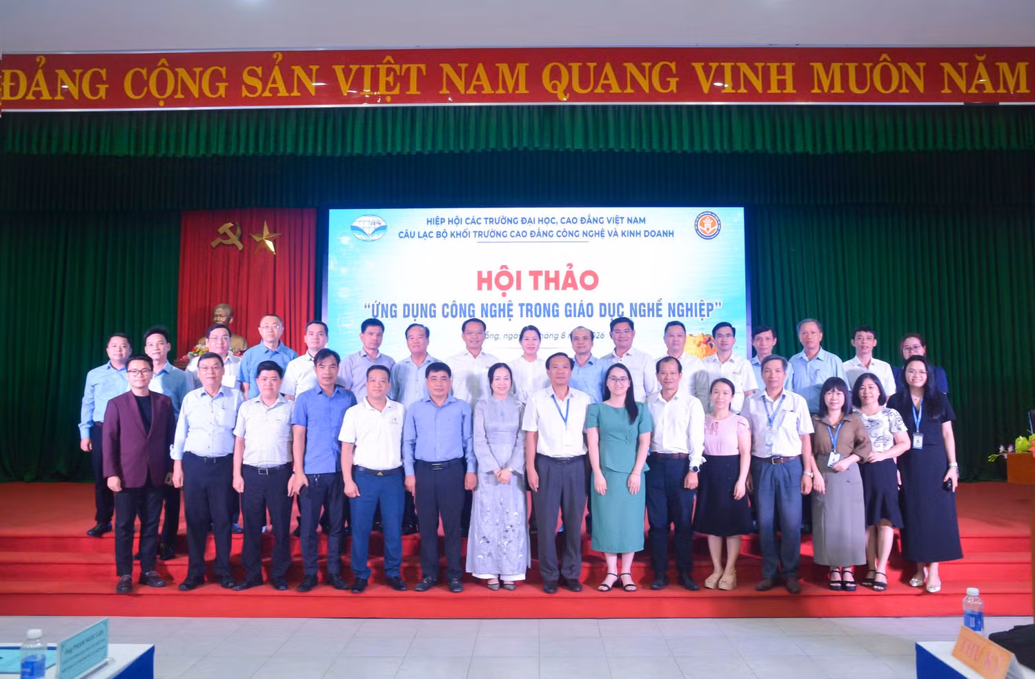 Các đại biểu tham dự hội thảo chụp ảnh lưu niệm. Ảnh: NTCC