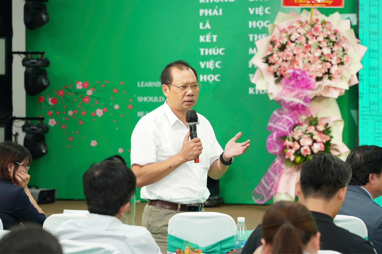 Một số đại biểu tham dự trao đổi tại hội thảo. Ảnh: NTCC