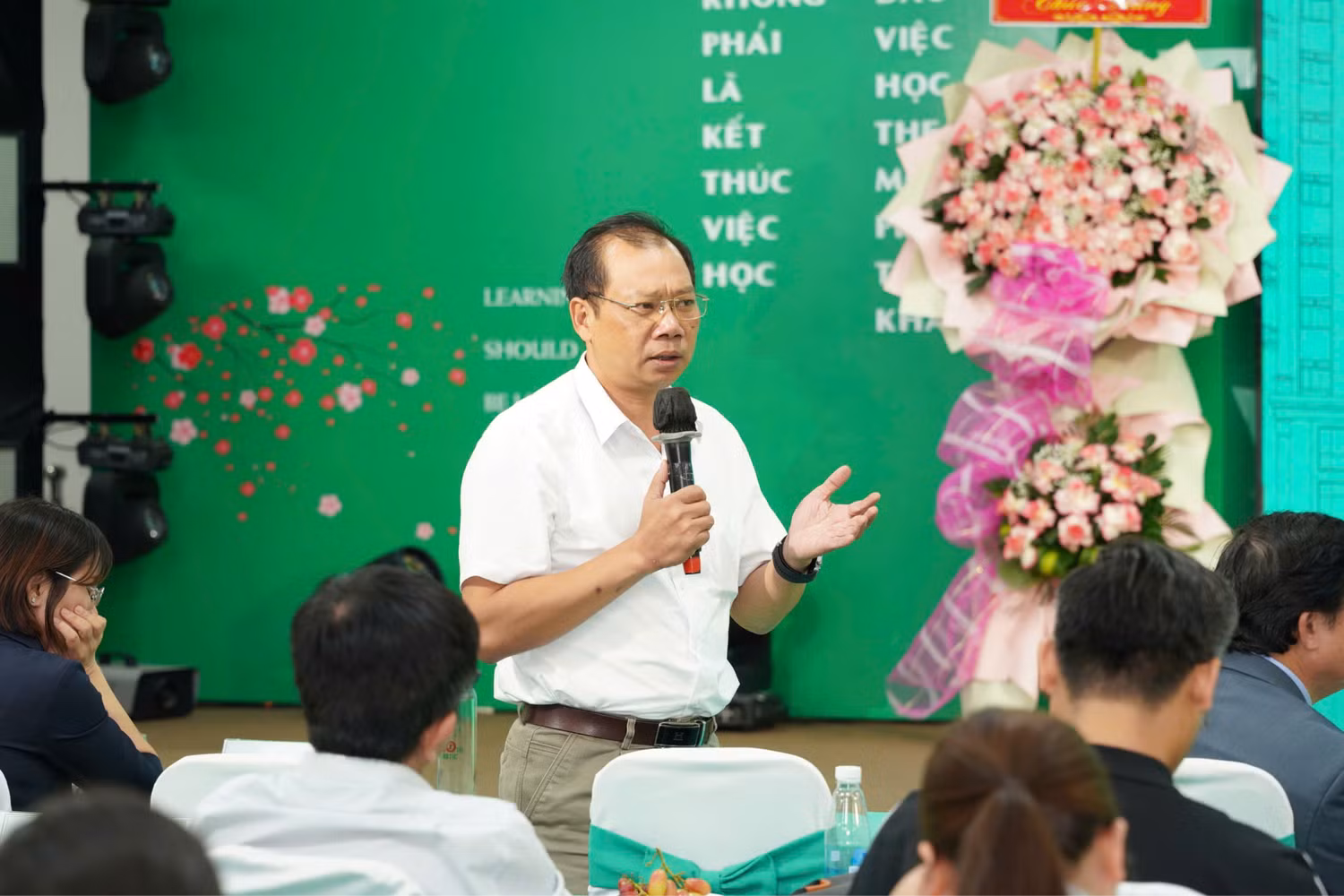 Một số đại biểu tham dự trao đổi tại hội thảo. Ảnh: NTCC
