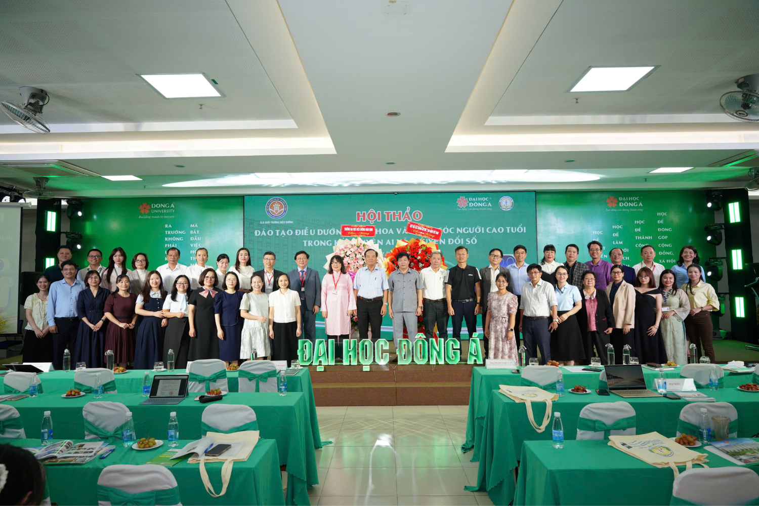 Các đại biểu chụp ảnh lưu niệm. Ảnh: NTCC