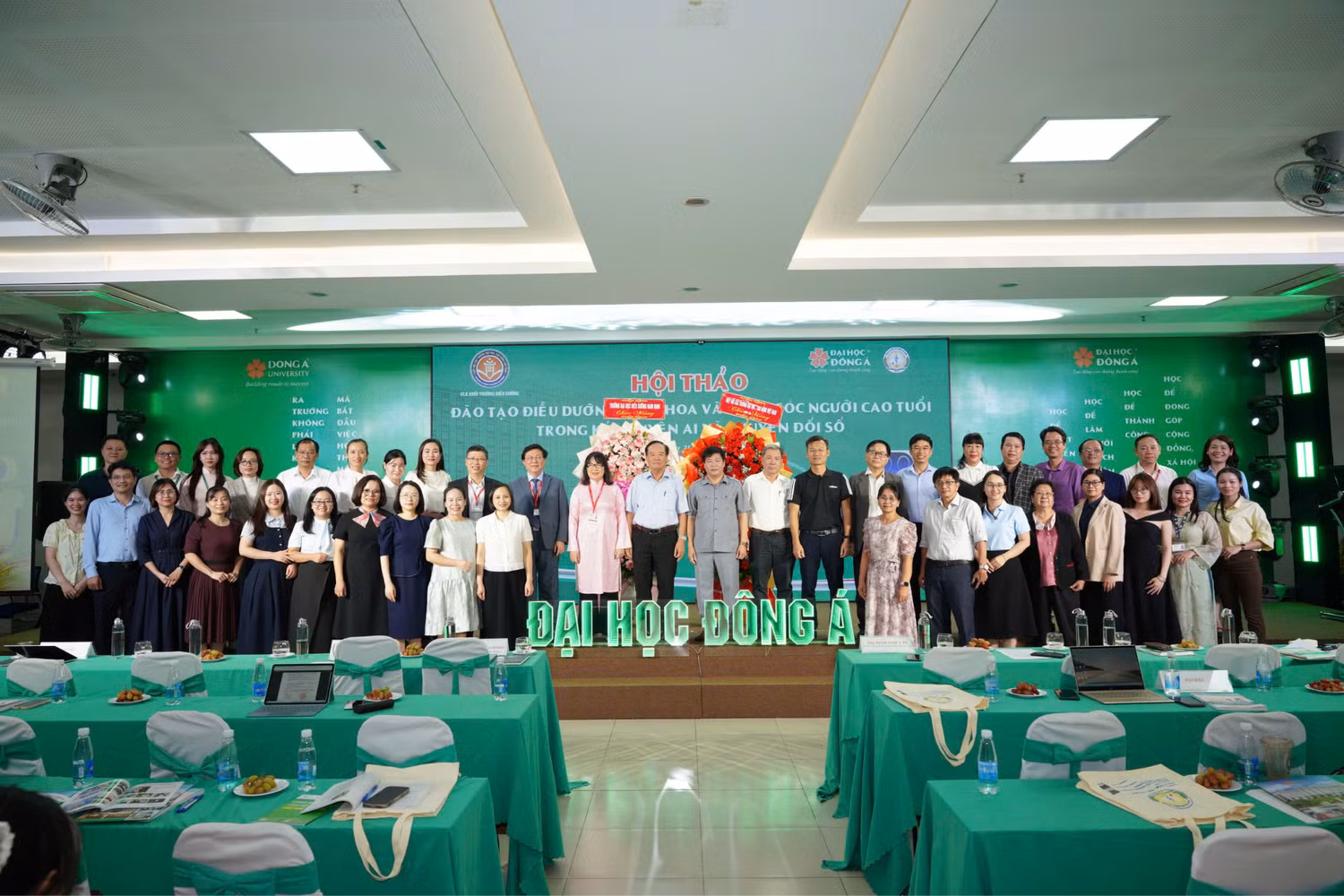 Các đại biểu chụp ảnh lưu niệm. Ảnh: NTCC