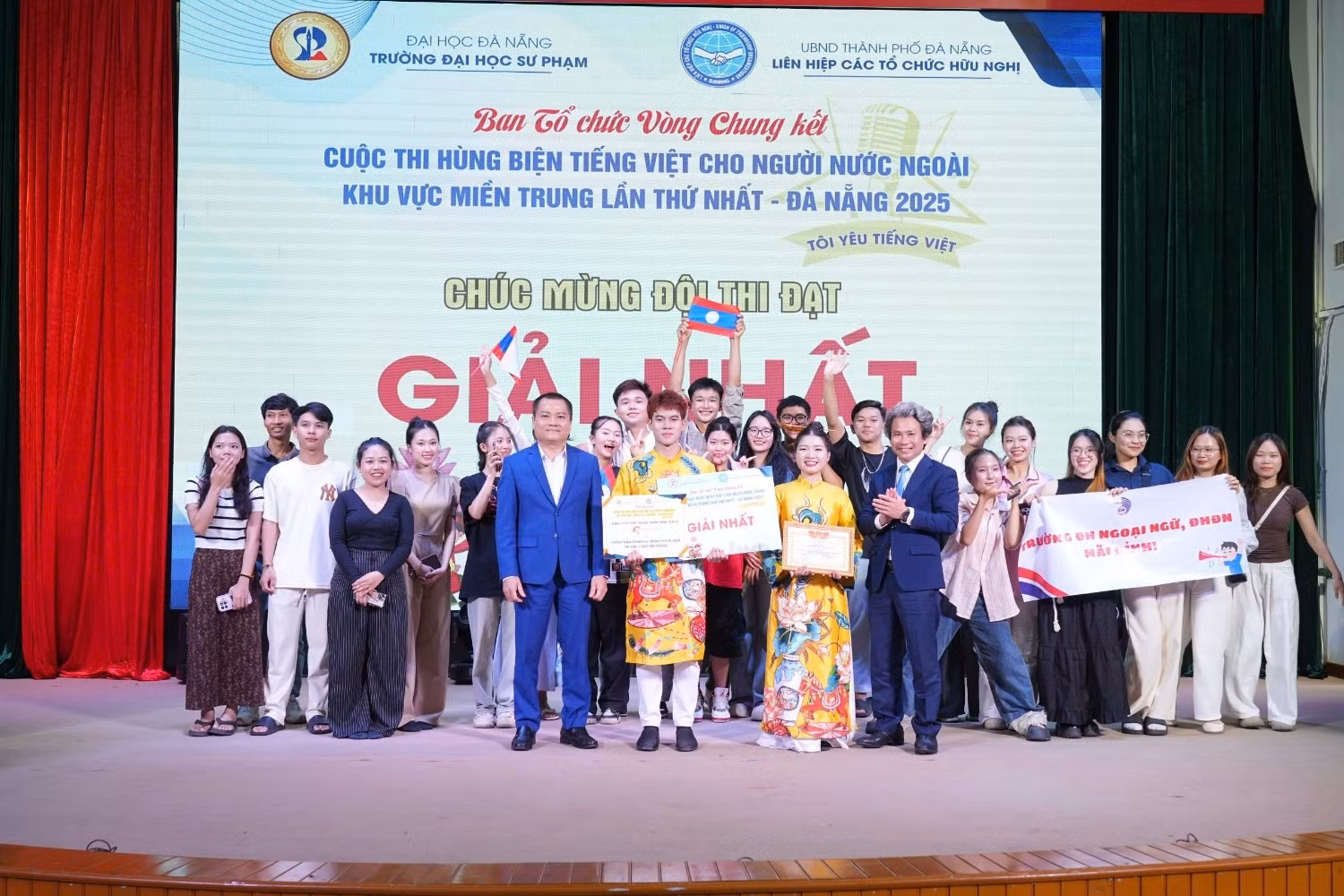 Giải Nhất Cuộc thi được trao cho đội thi đến từ Trường Đại học Ngoại ngữ - Đại học Đà Nẵng