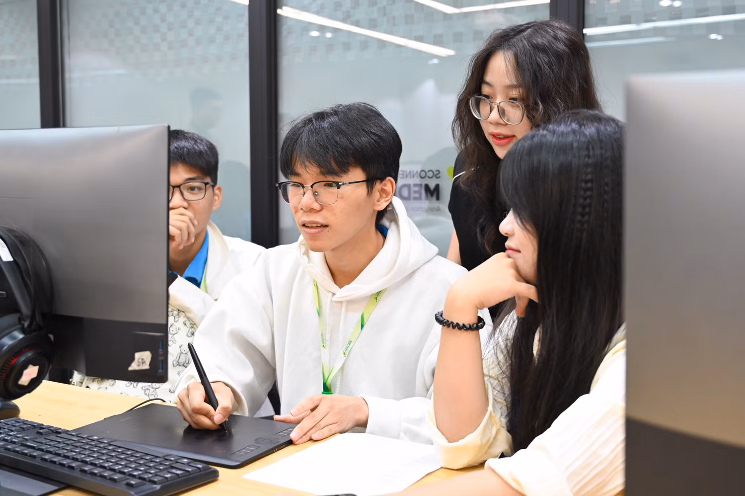 sinh-vien-khoa-my-thuat-va-thiet-ke-tham-gia-lop-hoc-trai-nghiem-thuc-te-tai-cong-ty-sconnect.jpg
