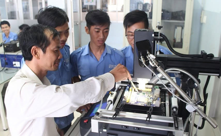 Sinh viên và giảng viên Trường Cao đẳng Kỹ thuật Cao Thắng. Ảnh: website nhà trường