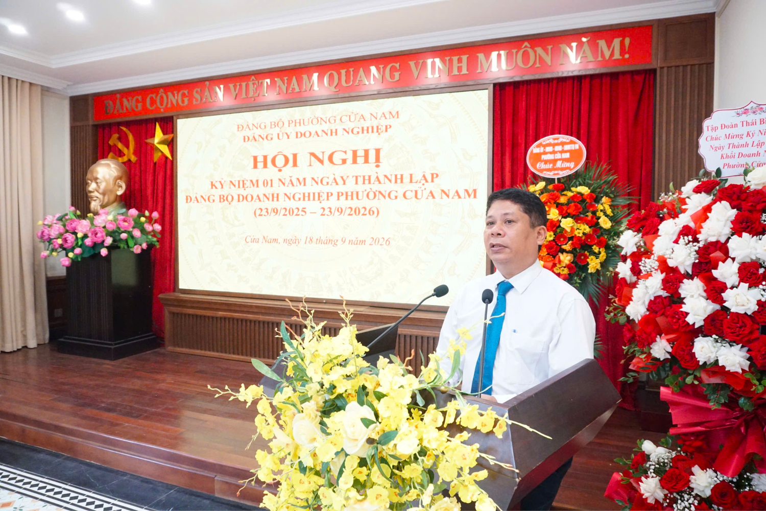Đồng chí Phạm Văn Tâm - Bí thư Đảng ủy Doanh nghiệp phường Cửa Nam trình bày diễn văn kỷ niệm một năm thành lập Đảng bộ.