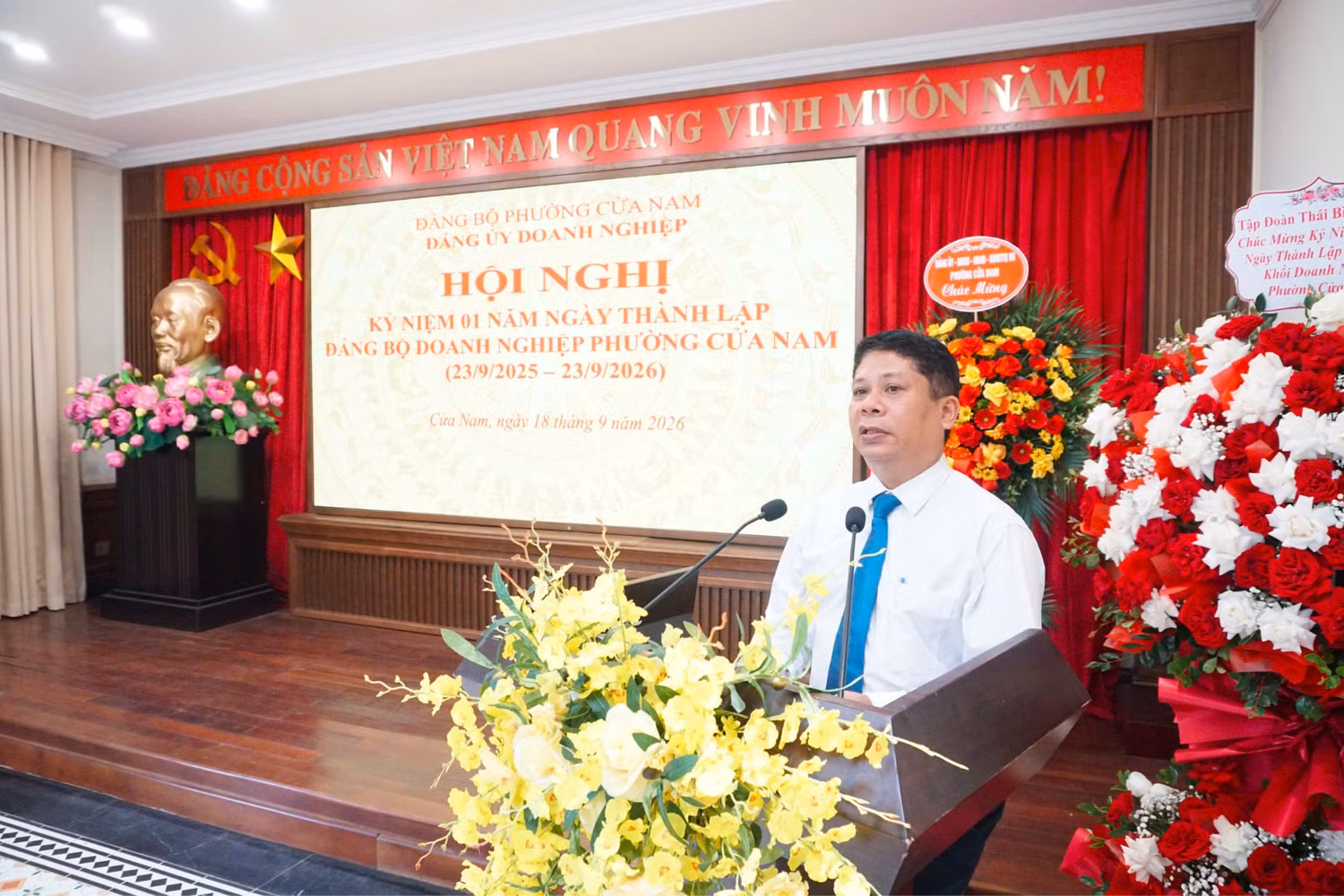 Đồng chí Phạm Văn Tâm - Bí thư Đảng ủy Doanh nghiệp phường Cửa Nam trình bày diễn văn kỷ niệm một năm thành lập Đảng bộ.