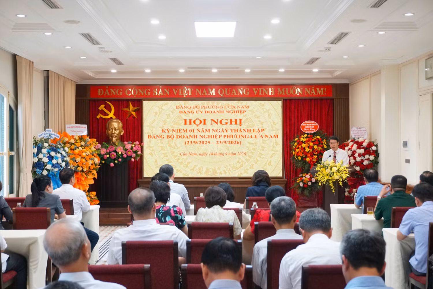 Toàn cảnh Lễ công bố Quyết định thành lập Chi bộ Công ty Cổ phần Đầu tư và Phát triển Công nghệ cao Y dược Minh Tâm và Hội nghị kỷ niệm một năm thành lập Đảng bộ Doanh nghiệp phường Cửa Nam.