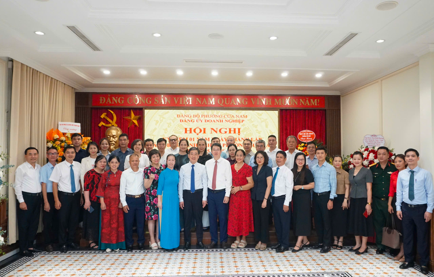Các đại biểu tham dự hội nghị chụp cảnh lưu niệm.
