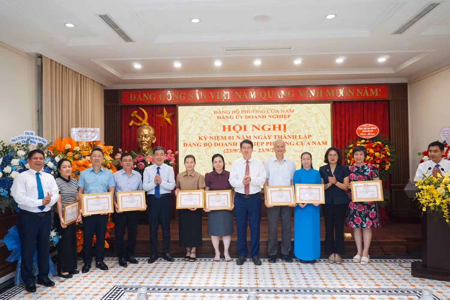 8 tập thể được khen thưởng vì có nhiều đóng góp đối với hoạt động của Đảng bộ Doanh nghiệp phường Cửa Nam.
