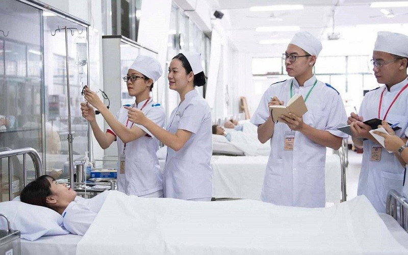 Sinh viên Điều dưỡng Trường Cao đẳng Y Hà Nội thực tập tại bệnh viện. Ảnh: website nhà trường