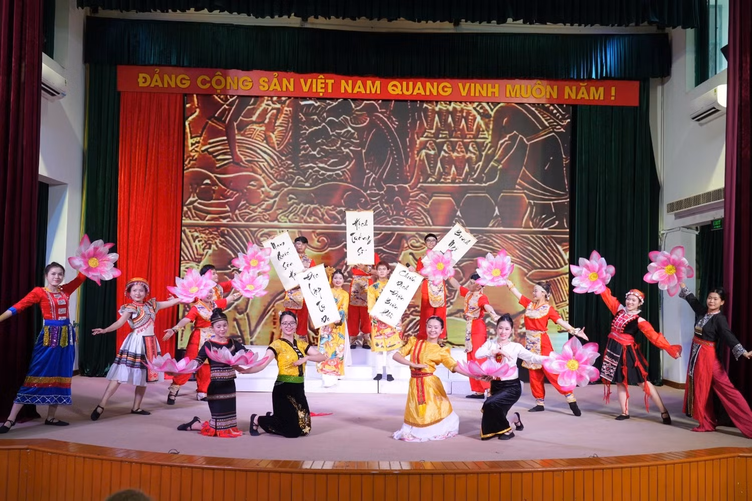 Phần thi Tài năng của đội thi đến từ Trường Đại học Ngoại ngữ - Đại học Đà Nẵng.