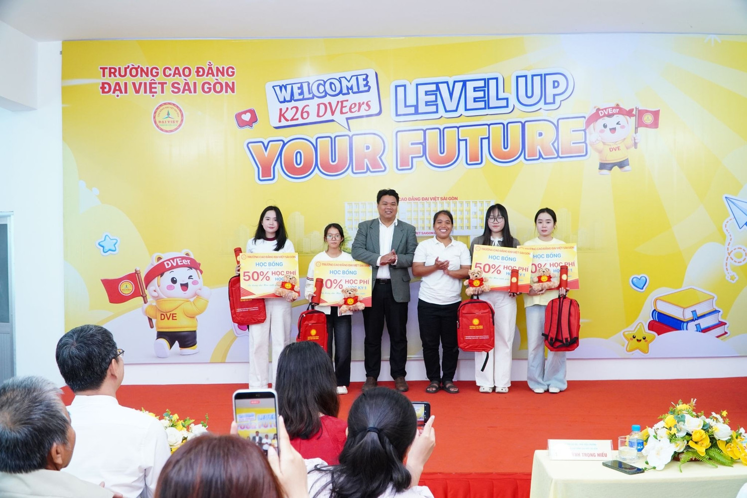 Nhà trường trao học bổng cho các tân sinh viên có thành tích trong học tập.