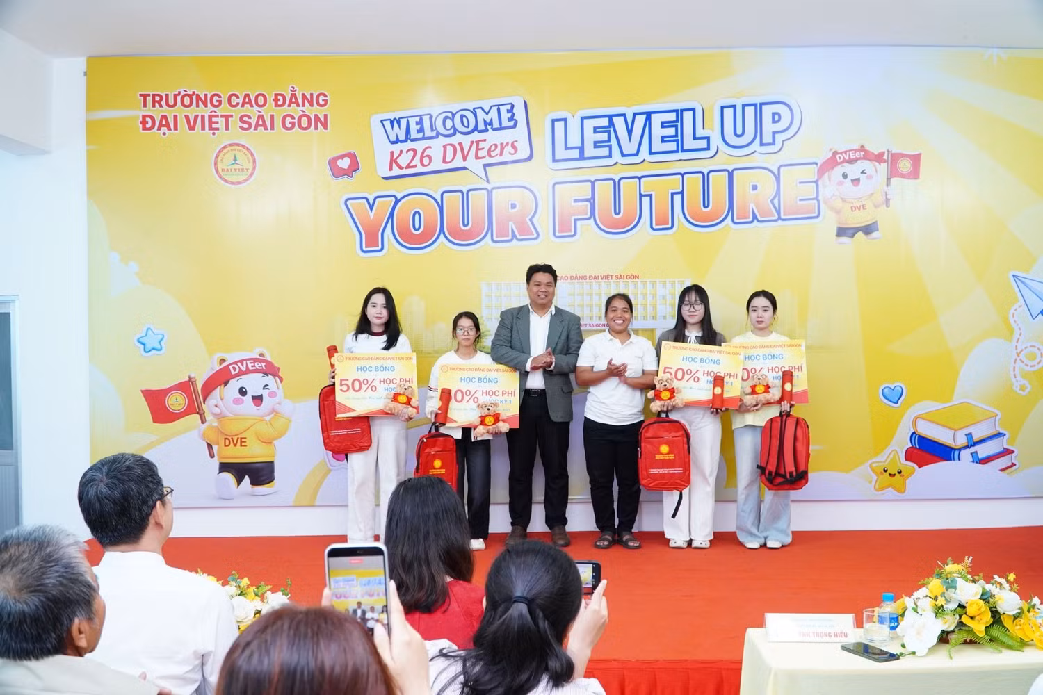 Nhà trường trao học bổng cho các tân sinh viên có thành tích trong học tập.
