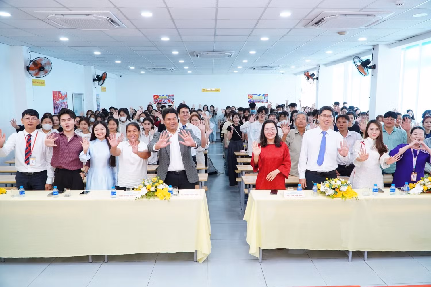 Gần 400 tân sinh viên K26 - Đợt 3 cùng phụ huynh tham dự chương trình Chào đón Tân sinh viên sáng 15/8.