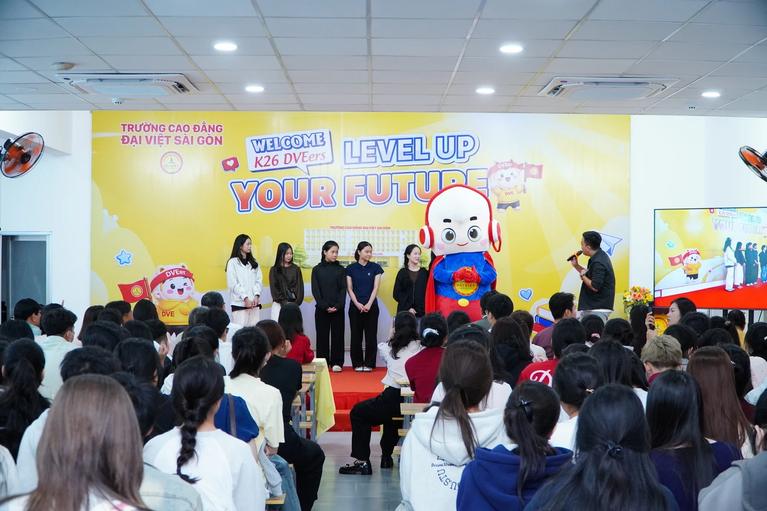 Không khí sôi nổi tại chương trình Chào đón Tân sinh viên K26 - Đợt 3 của Trường Cao đẳng Đại Việt Sài Gòn.