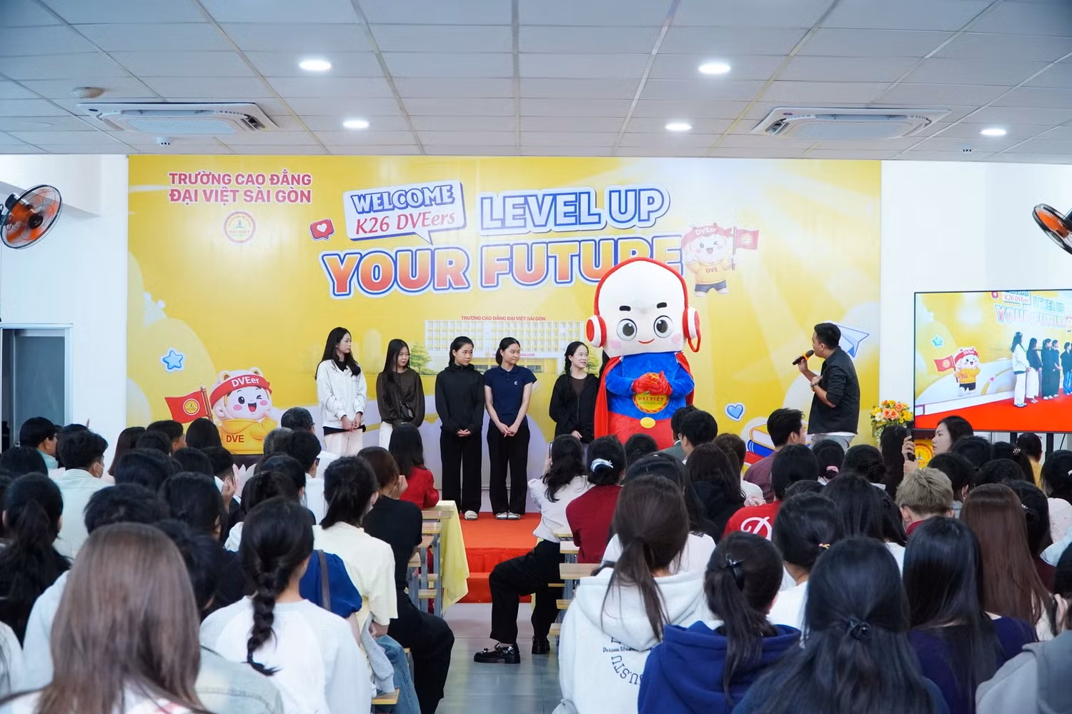 Không khí sôi nổi tại chương trình Chào đón Tân sinh viên K26 - Đợt 3 của Trường Cao đẳng Đại Việt Sài Gòn.