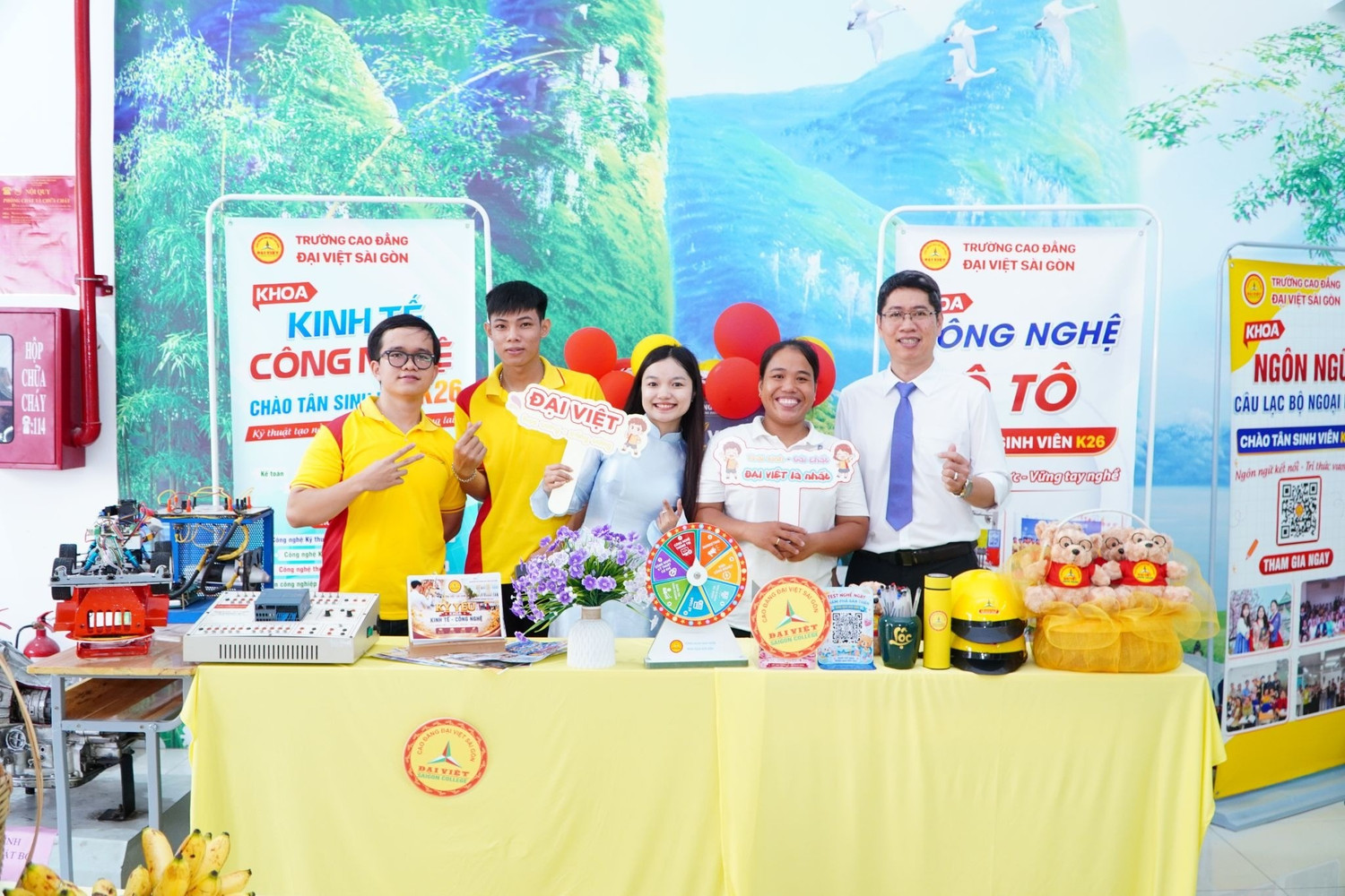Tân sinh viên K26 thưởng thức các món bánh dân gian và giao lưu cùng bạn bè.