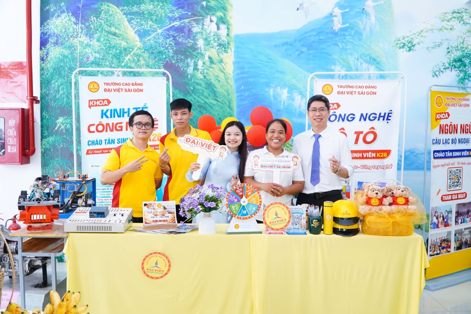 Tân sinh viên K26 thưởng thức các món bánh dân gian và giao lưu cùng bạn bè.