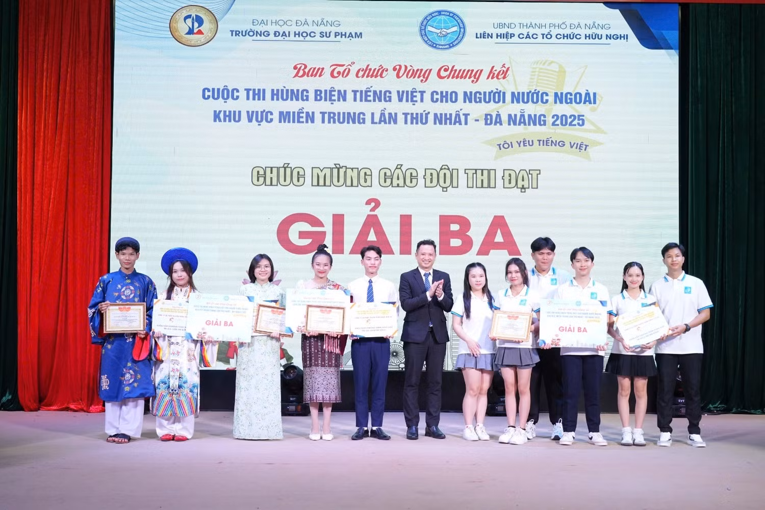 04 Giải Ba được trao cho các đội thi đến từ: Trường Đại học Sư phạm – Đại học Đà Nẵng (UED Phát triển), Trường Đại học Quảng Bình,Trường Đại học Ngoại ngữ - Đại học Huế và Trường Đại học Hồng Đức.