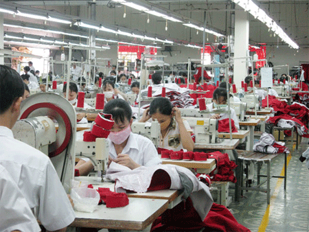Theo ông Hồ Xuân Lâm, Trưởng phòng Lao động Hepza, nếu tính theo ngành nghề thì mức thưởng cao nhất thuộc về lĩnh vực may mặc. Ảnh minh họa.