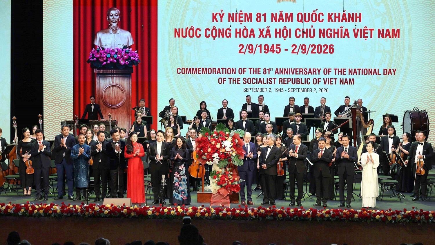 Bộ trưởng Bộ Ngoại giao Lê Hoài Trung và Bộ trưởng Bộ Văn hóa, Thể thao và Du lịch Lâm Thị Phương Thanh cùng Đại sứ Uruguay Raúl Juan Pollak Giampietro, đại diện Đoàn Ngoại giao tại Việt Nam tặng hoa chúc mừng các nghệ sĩ. Ảnh:TTXVN