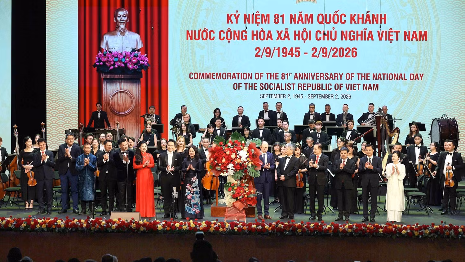 Bộ trưởng Bộ Ngoại giao Lê Hoài Trung và Bộ trưởng Bộ Văn hóa, Thể thao và Du lịch Lâm Thị Phương Thanh cùng Đại sứ Uruguay Raúl Juan Pollak Giampietro, đại diện Đoàn Ngoại giao tại Việt Nam tặng hoa chúc mừng các nghệ sĩ. Ảnh:TTXVN