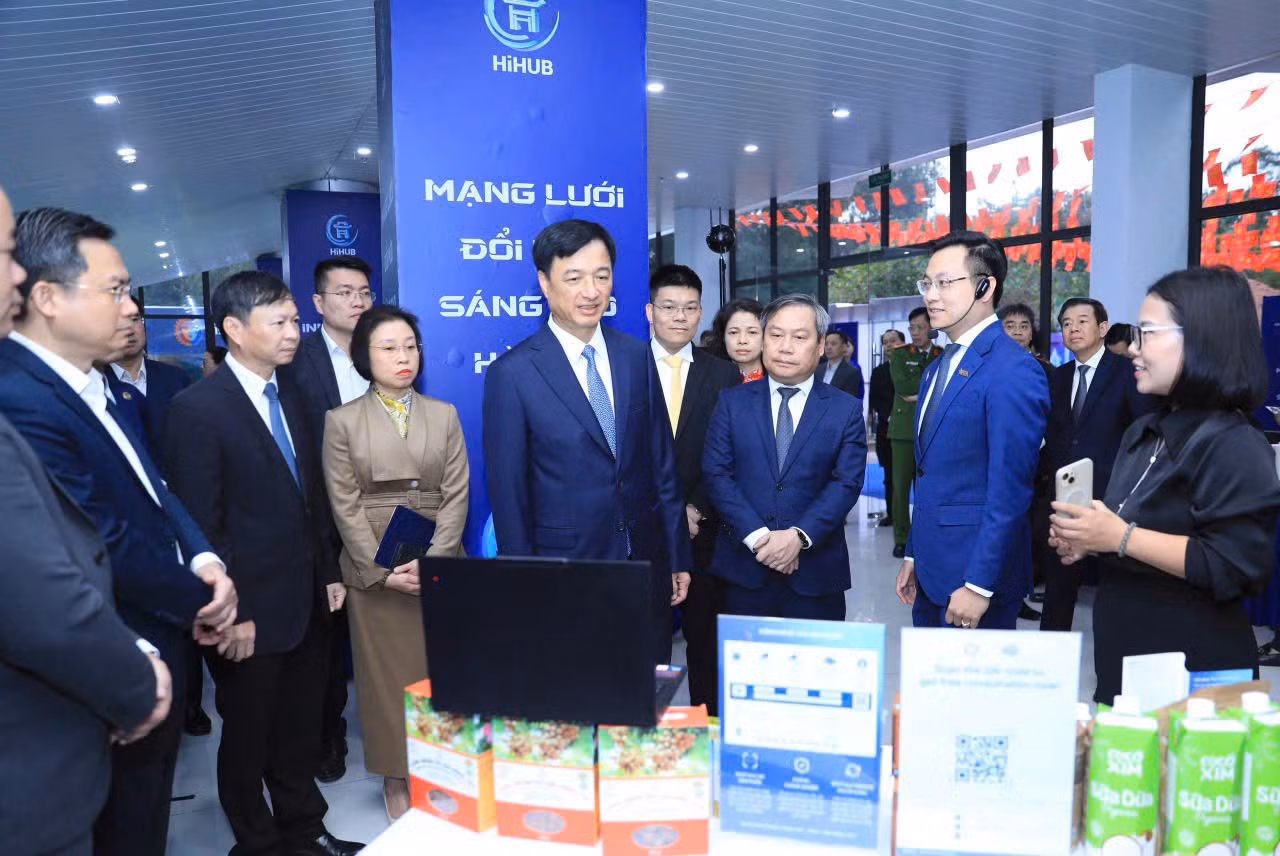 bi-thu-thanh-uy-ha-noi-nguyen-duy-ngoc-tham-quan-trien-lam-mang-luoi-doi-moi-sang-tao-ha-noi.jpg